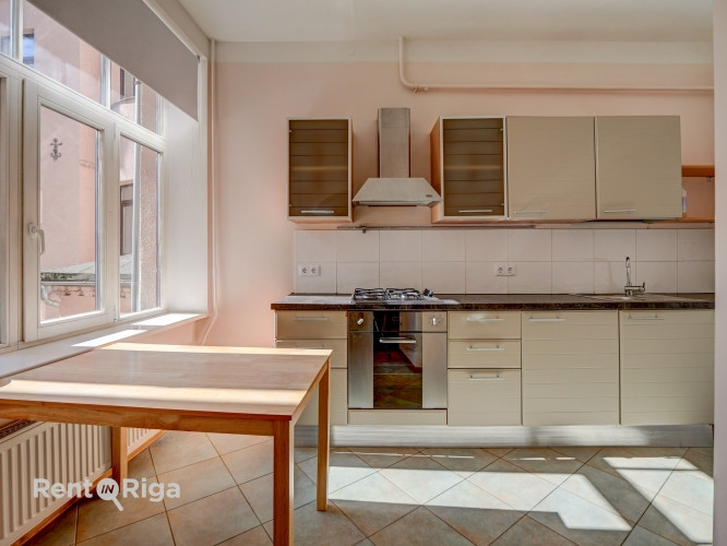 Tiek izīrēts divistabu dzīvoklis centrā, tas sastāv no 2 istabām, plašas un aprīkotas Rīga - foto 2