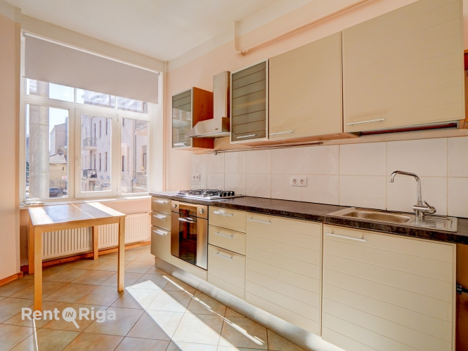 Tiek izīrēts divistabu dzīvoklis centrā, tas sastāv no 2 istabām, plašas un aprīkotas Rīga - foto 7