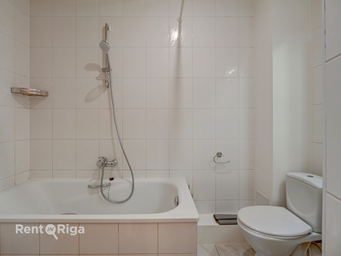 Tiek izīrēts divistabu dzīvoklis centrā, tas sastāv no 2 istabām, plašas un aprīkotas Rīga - foto 9