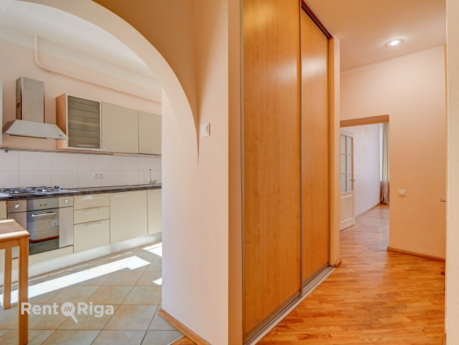 Tiek izīrēts divistabu dzīvoklis centrā, tas sastāv no 2 istabām, plašas un aprīkotas Rīga - foto 4