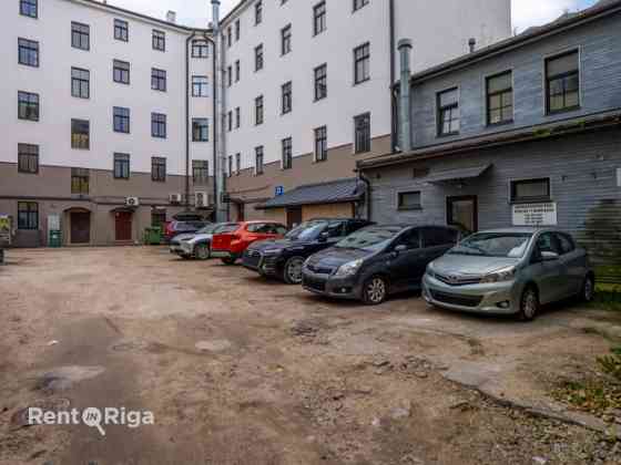 Продаётся здание на улице Марии.  Тип использования здания: 1220 здание с офисами. Рига