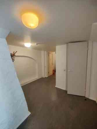 Birojs ar savu WC un virtuvīti Vecrīgā.  Iznomā vienu lielu biroja telpu (28 kvm) plus priekštelpa,  Рига