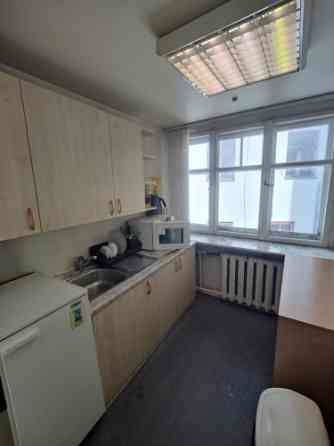 Birojs ar savu WC un virtuvīti Vecrīgā.  Iznomā vienu lielu biroja telpu (28 kvm) plus priekštelpa,  Рига