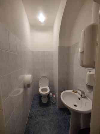 Birojs ar savu WC un virtuvīti Vecrīgā.  Iznomā vienu lielu biroja telpu (28 kvm) plus priekštelpa,  Рига