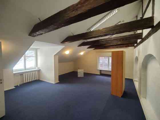 Birojs ar savu WC un virtuvīti Vecrīgā.  Iznomā vienu lielu biroja telpu (28 kvm) plus priekštelpa,  Рига