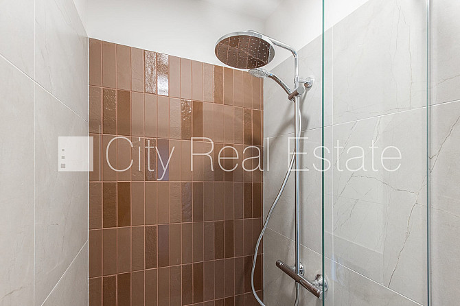 Zeme īpašumā, fasādes māja, renovēta māja, slēgts pagalms, ir lifts, kāpņu telpa pēc Rīga - foto 17