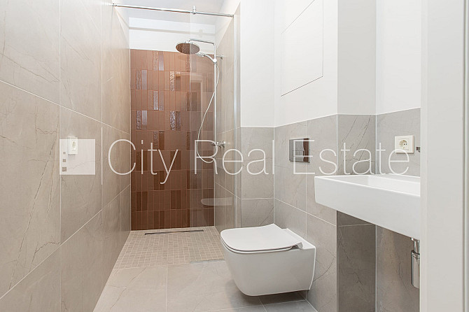 Zeme īpašumā, fasādes māja, renovēta māja, slēgts pagalms, ir lifts, kāpņu telpa pēc Rīga - foto 16