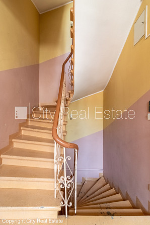 Pagalma māja, renovēta māja, slēgta teritorija, ieeja no ielas un pagalma, kāpņu telpa pēc Rīga - foto 11