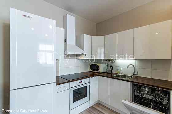 Фасадный дом, реновированный дом, вход с улицы, лестничная клетка после Rīga