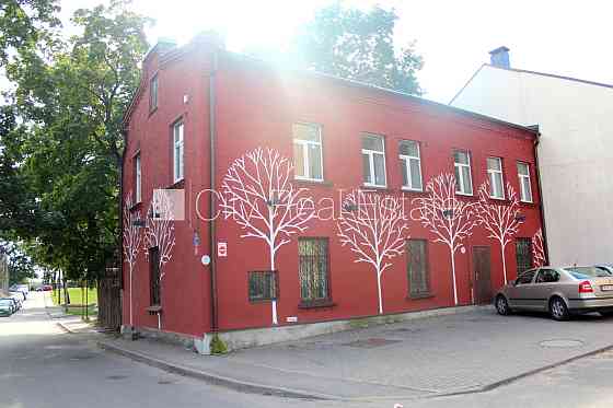 Фасадный дом, места для нескольких машин, до детской игровой площадки 50 м, окна Рига