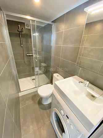 Фасадный дом, реновированный дом, закрытый двор, вход с улицы, лестничная клетка Rīga