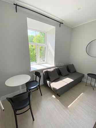 Фасадный дом, реновированный дом, закрытый двор, вход с улицы, лестничная клетка Rīga