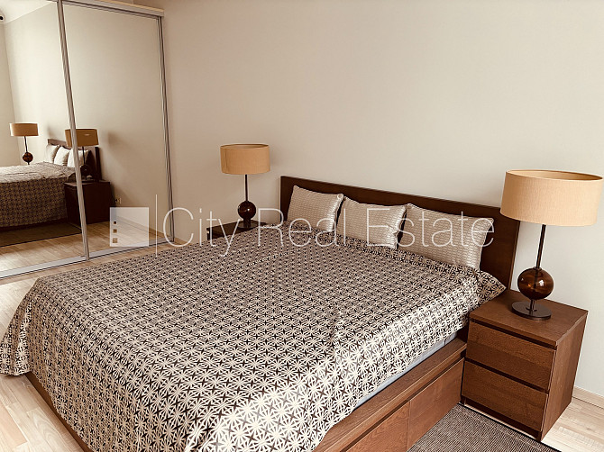 Fasādes māja, ieeja no ielas, ir lifts, kāpņu telpa pēc kapitālā remonta, guļamistabu Rīga - foto 20