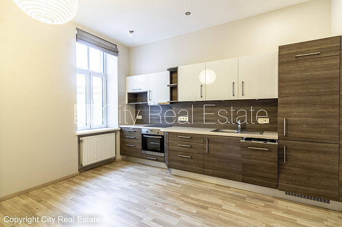 Pagalma ēka, renovēta māja, slēgts pagalms, ieeja no pagalma, kāpņu telpa pēc kosmētiskā Rīga - foto 16