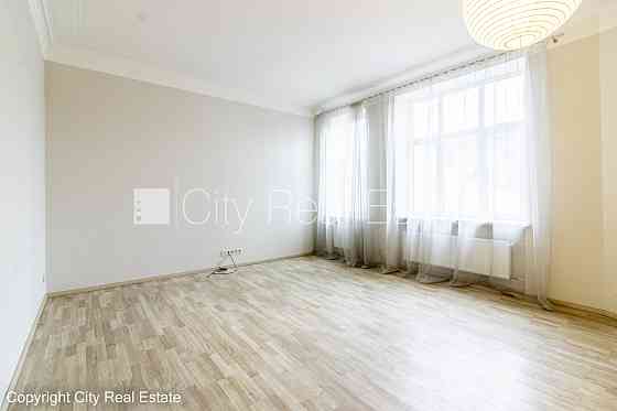 Фасадный дом, вход с улицы, лифт, лестничная клетка после капитального ремонта, Rīga