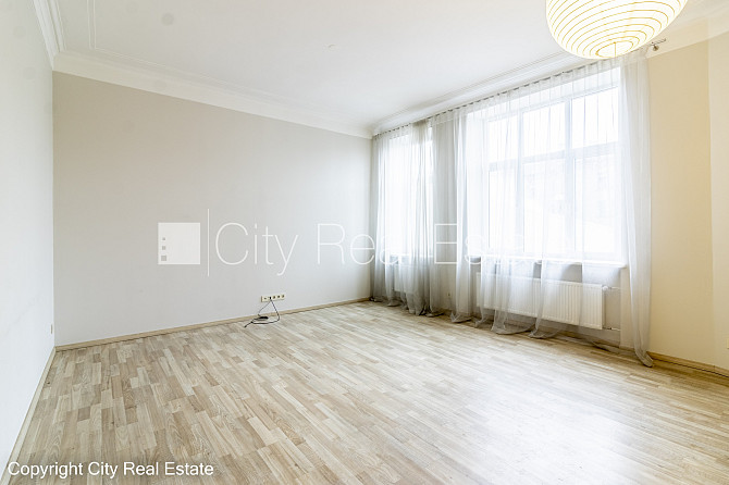 Fasādes māja, ieeja no ielas, ir lifts, kāpņu telpa pēc kapitālā remonta, guļamistabu Rīga - foto 2