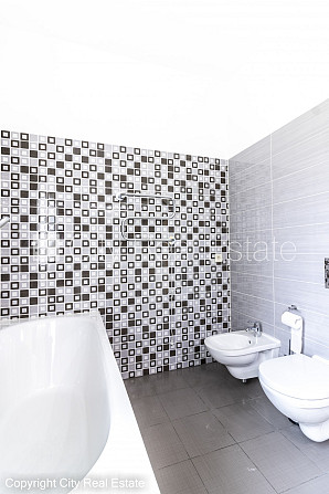 Fasādes māja, ieeja no ielas, ir lifts, kāpņu telpa pēc kapitālā remonta, guļamistabu Rīga - foto 19