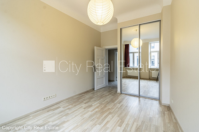 Fasādes māja, ieeja no ielas, ir lifts, kāpņu telpa pēc kapitālā remonta, guļamistabu Rīga - foto 12