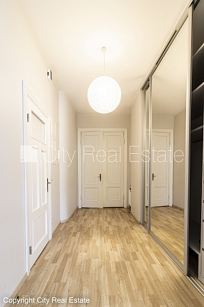 Fasādes māja, ieeja no ielas, ir lifts, kāpņu telpa pēc kapitālā remonta, guļamistabu Rīga - foto 16