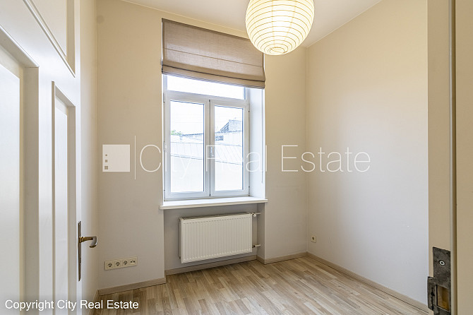 Fasādes māja, ieeja no ielas, ir lifts, kāpņu telpa pēc kapitālā remonta, guļamistabu Rīga - foto 13