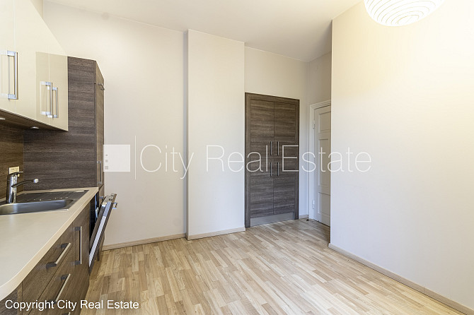 Fasādes māja, ieeja no ielas, ir lifts, kāpņu telpa pēc kapitālā remonta, guļamistabu Rīga - foto 15