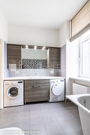 Fasādes māja, ieeja no ielas, ir lifts, kāpņu telpa pēc kapitālā remonta, guļamistabu Rīga - foto 20