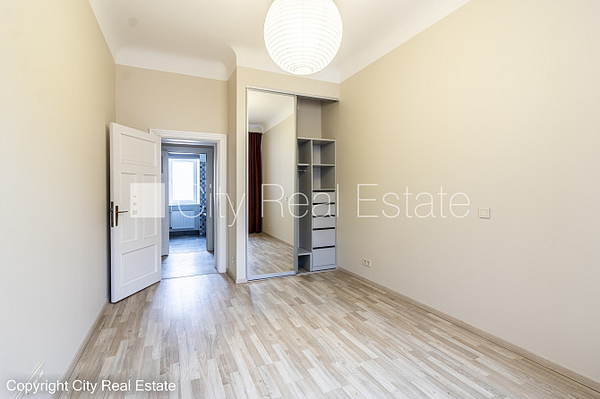 Fasādes māja, ieeja no ielas, ir lifts, kāpņu telpa pēc kapitālā remonta, guļamistabu Rīga - foto 9