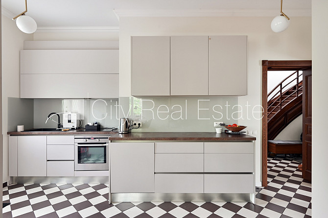 Puse mājas, dzīvokļu skaits ēkā  2 gab., zaļā teritorija, iežogota teritorija ar metāla Rīga - foto 8