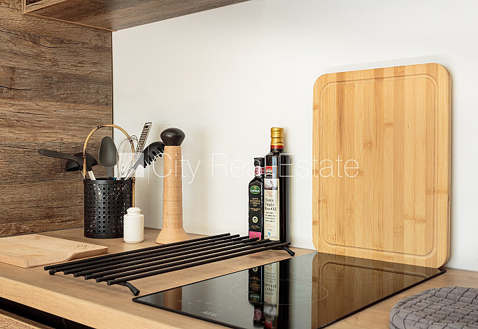 Fasādes māja, renovēta māja, ieeja no ielas, kāpņu telpa pēc kosmētiskā remonta, logi Rīga - foto 7