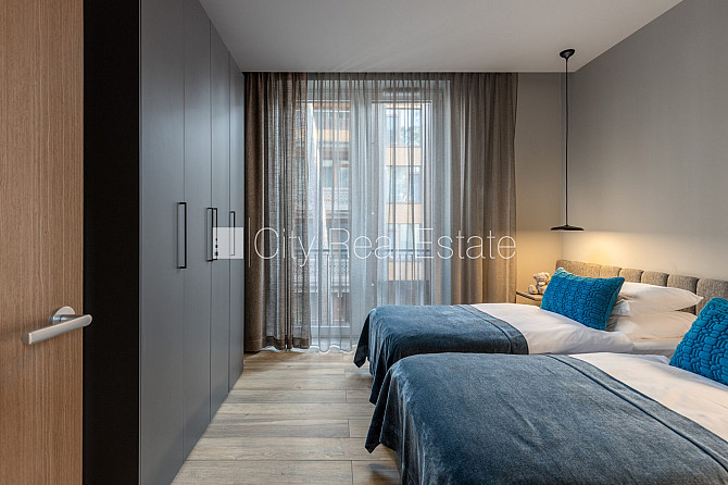 Jaunceltne, fasādes māja, zaļā teritorija, pazemes autostāvvieta, ieeja no ielas, apzaļumota Jūrmala - foto 13