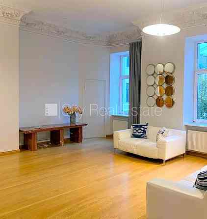 Фасадный дом, реновированный дом, благоустроенная озеленённая территория, Rīga