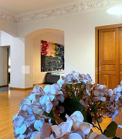 Fasādes māja, renovēta māja, labiekārtota apzaļumota teritorija, bruģēts piebraucamais Rīga - foto 4