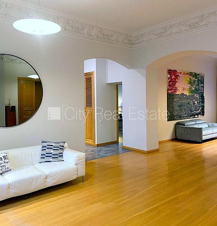 Fasādes māja, renovēta māja, labiekārtota apzaļumota teritorija, bruģēts piebraucamais Rīga - foto 2