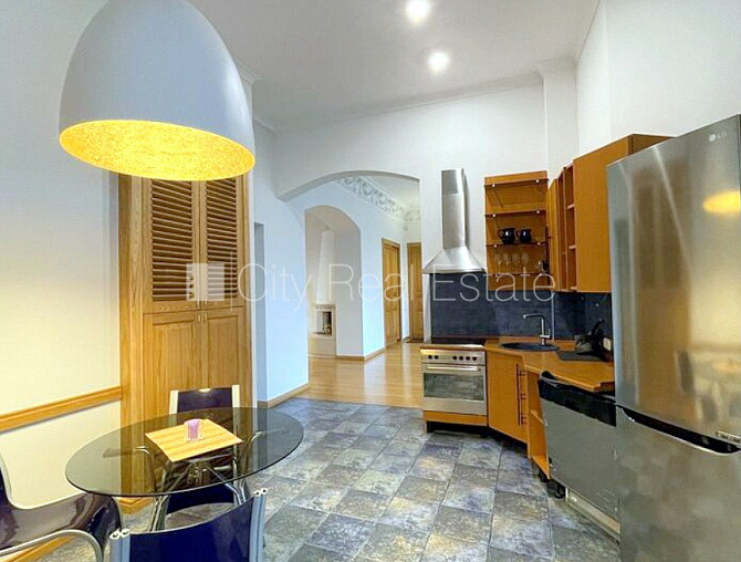 Fasādes māja, renovēta māja, labiekārtota apzaļumota teritorija, bruģēts piebraucamais Rīga - foto 9