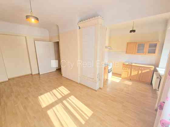 Дом во дворе, возможность аренды парковки, охраняемая автостоянка, вход с улицы и Rīga