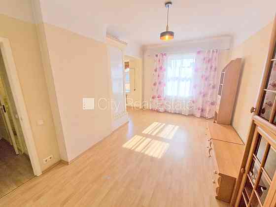 Дом во дворе, возможность аренды парковки, охраняемая автостоянка, вход с улицы и Rīga