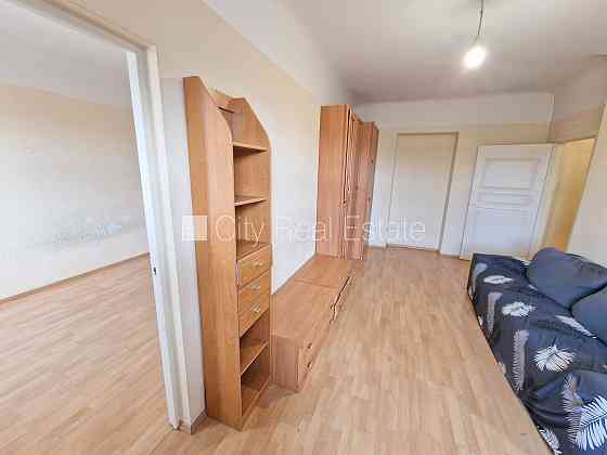 Дом во дворе, возможность аренды парковки, охраняемая автостоянка, вход с улицы и Rīga