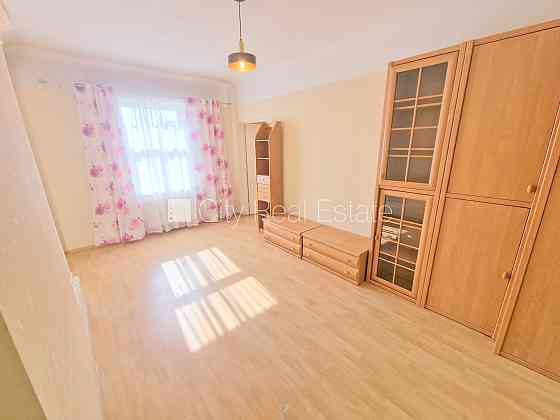 Дом во дворе, возможность аренды парковки, охраняемая автостоянка, вход с улицы и Rīga