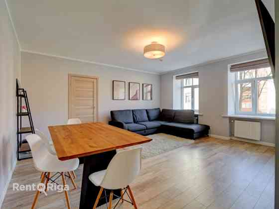 Просторная и комфортабельно меблированная двухкомнатная квартира в Рига