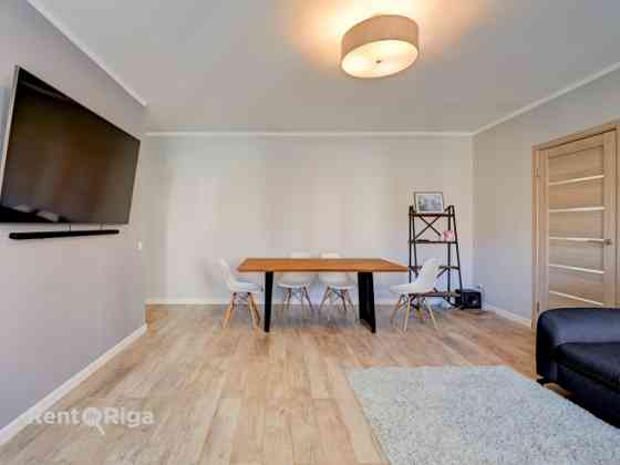 Просторная и комфортабельно меблированная двухкомнатная квартира в Рига