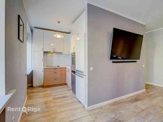 Просторная и комфортабельно меблированная двухкомнатная квартира в Рига