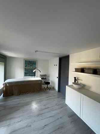 Tiek piedāvātas labiekārtotas, gaišas un ērtas telpas skaistumkopšanas speciālistiem... Rīga