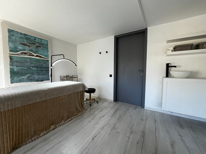 Tiek piedāvātas labiekārtotas, gaišas un ērtas telpas skaistumkopšanas speciālistiem... Rīga - foto 8