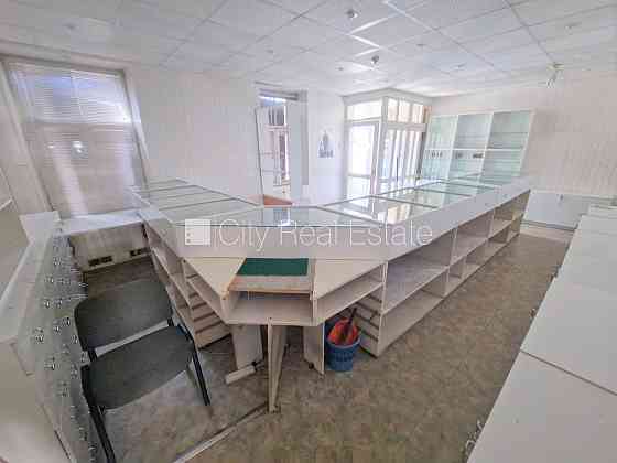 Фасадный дом, реновированный дом, вход с улицы, окна выходят на улицу, холл, Рига