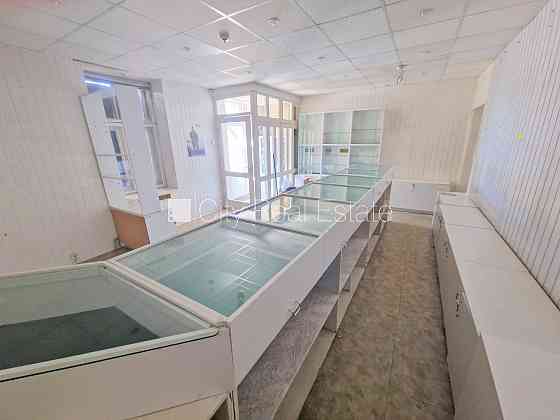 Фасадный дом, реновированный дом, вход с улицы, окна выходят на улицу, холл, Рига