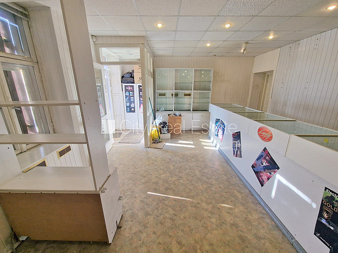 Фасадный дом, реновированный дом, вход с улицы, окна выходят на улицу, холл, Рига - изображение 6