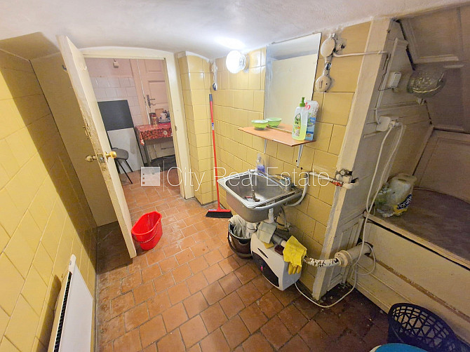 Фасадный дом, реновированный дом, вход с улицы, окна выходят на улицу, холл, Рига - изображение 19