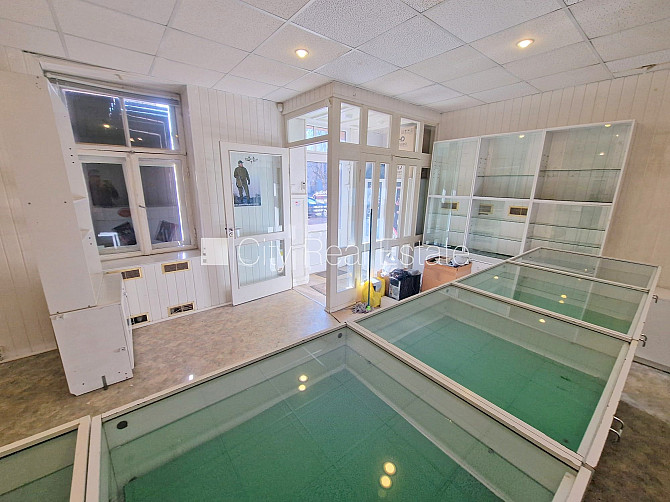 Фасадный дом, реновированный дом, вход с улицы, окна выходят на улицу, холл, Рига - изображение 8