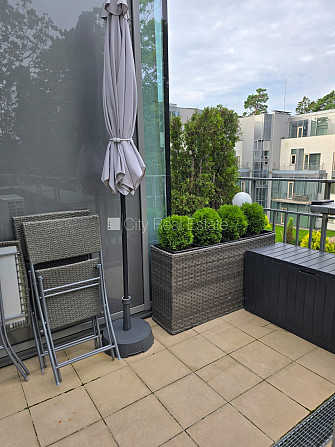 Jaunceltne, slēgts pagalms, apzaļumota teritorija ar jaunu kokaugu stādījumiem, ir lifts, Jūrmala - foto 13