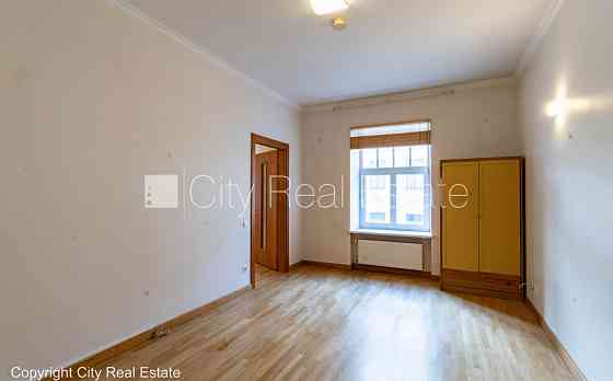 Фасадный дом, реновированный дом, закрытый двор, место для машины, вход с улицы и Rīga